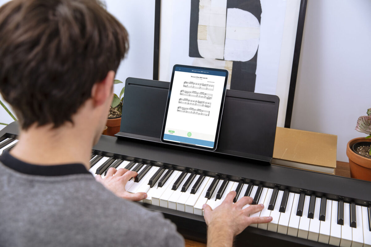 Roland FP-30 beim Spielen