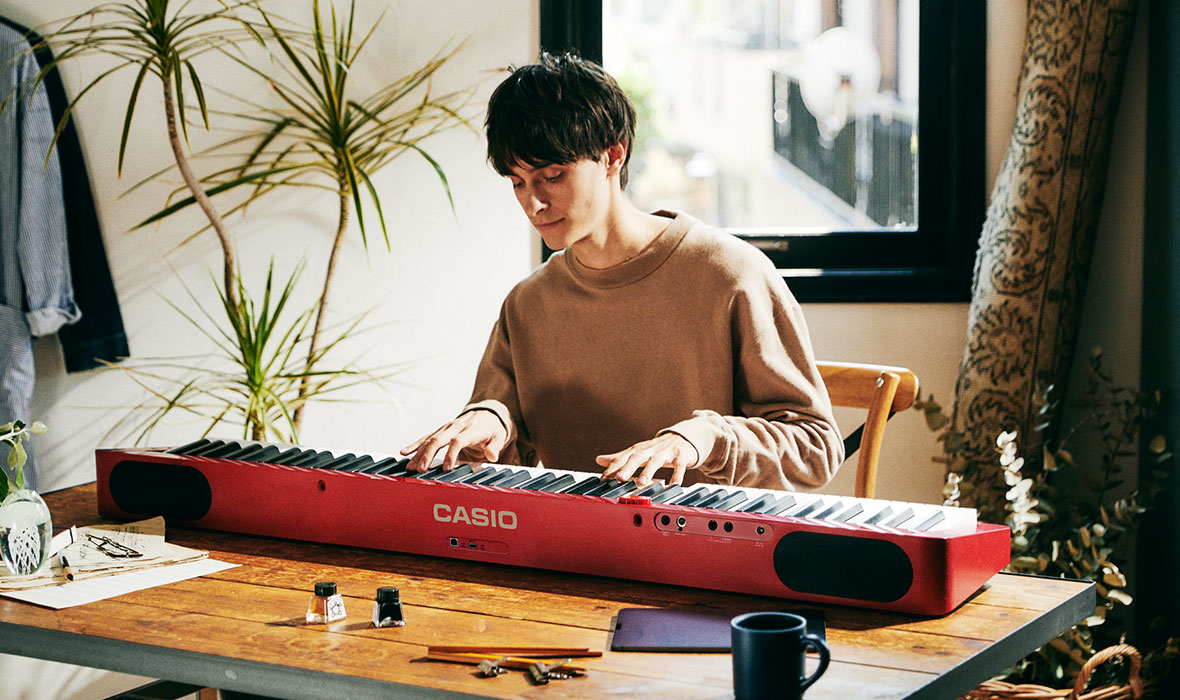 Casio PX-S1100 E-Piano beim Spielen